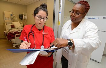 University of St. Thomas - Houston student works with internship supervisor