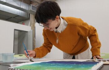 BA in Studio Arts University of St. Thomas - Houston student paints in Glassell School of Art classroom
