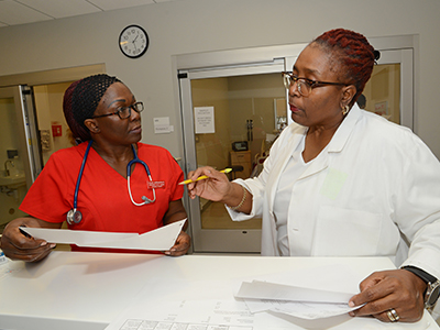 University of St. Thomas - Houston Master of Science in Nursing Degree Program Nursing Leadership concentration - RN in hospital receiving instruction